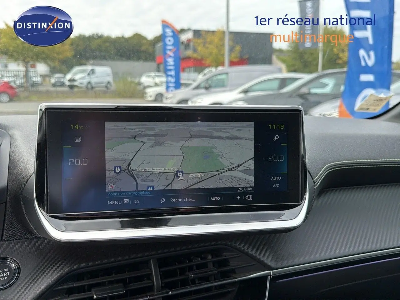 Écran tactile central affichant la navigation dans l'habitacle d'une Peugeot 208 électrique jaune Faro métal avec toit noir.