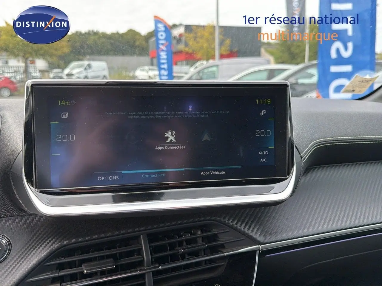 Écran tactile central du tableau de bord d'une Peugeot 208 électrique 2020, finition GT Line.