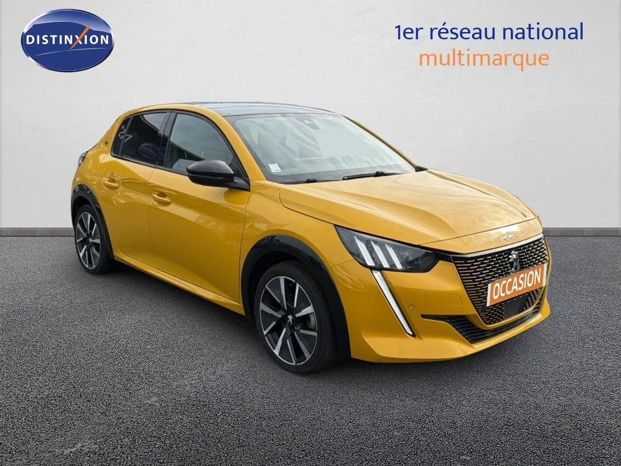 Peugeot 208 électrique jaune Faro avec toit noir, vue 3/4 avant droit mettant en valeur ses feux LED distinctifs.