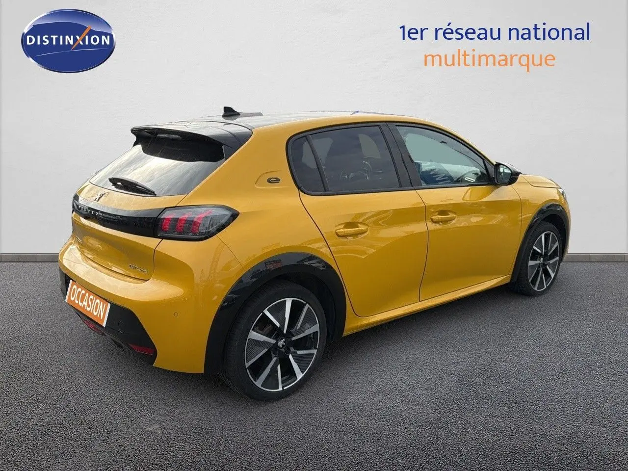 Peugeot 208 électrique jaune Faro avec toit noir, vue 3/4 arrière côté gauche sur fond neutre.