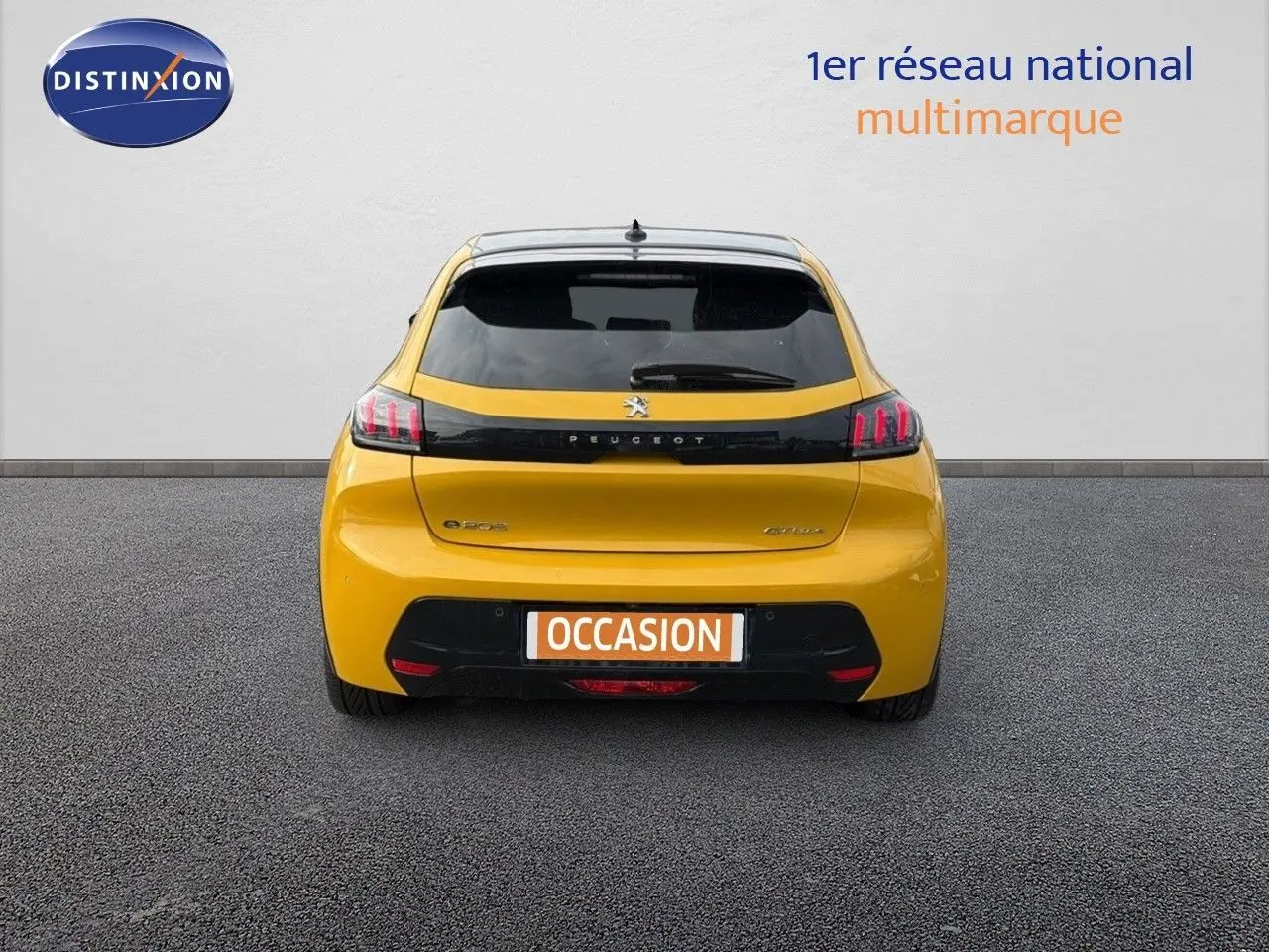Vue arrière d'une Peugeot 208 électrique jaune Faro métal avec toit noir, finition GT Line, en stationnement.