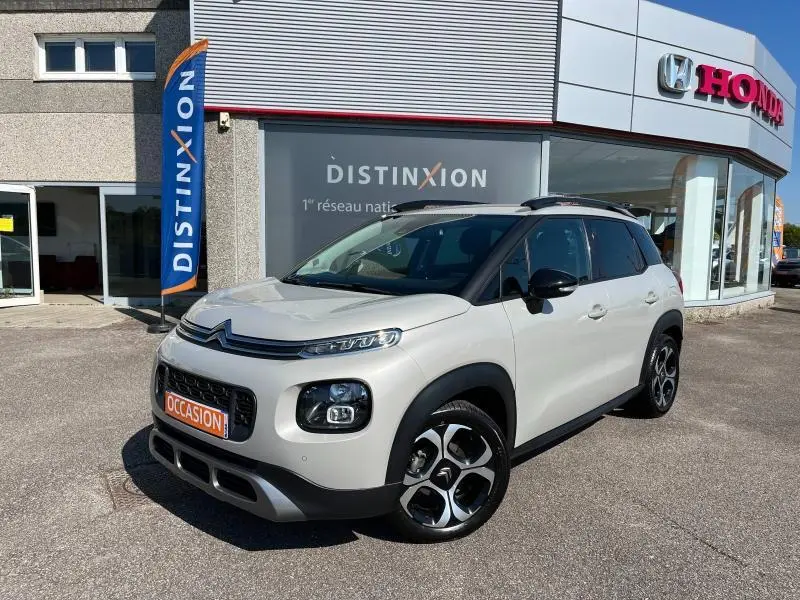 Citroën C3 Aircross sable vue 3/4 avant droit avec toit noir et jantes diamantées devant concession Honda.