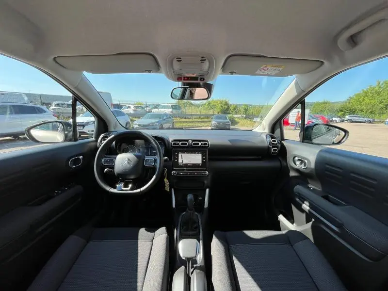 Intérieur de la Citroën C3 Aircross 2018, vue frontale du tableau de bord avec écran tactile et volant multifonction noir.