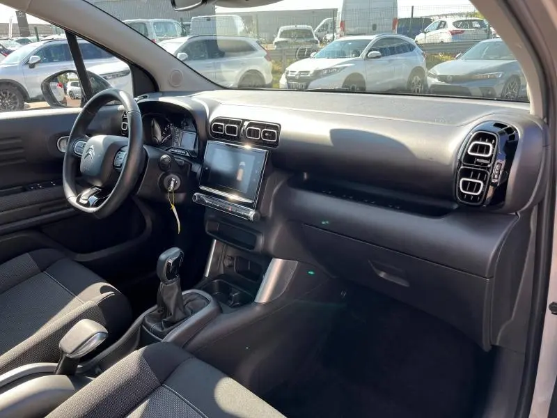 Intérieur avant droit d'une Citroën C3 Aircross 2018 avec tableau de bord noir et écran tactile central.