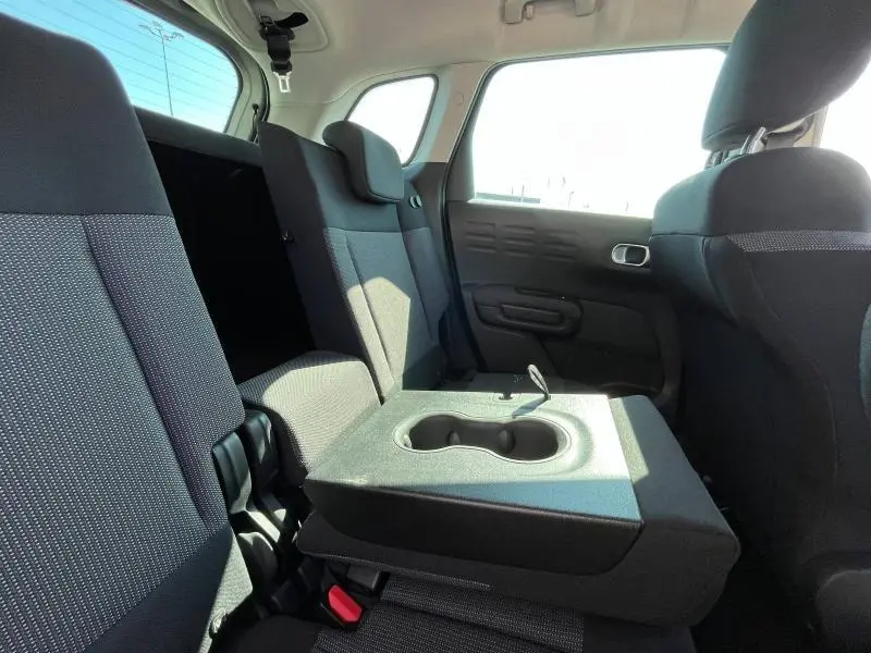 Vue intérieure arrière de la Citroën C3 Aircross 2018, sièges tissu Mica Grey avec accoudoir central rabattable et porte-gobelets.