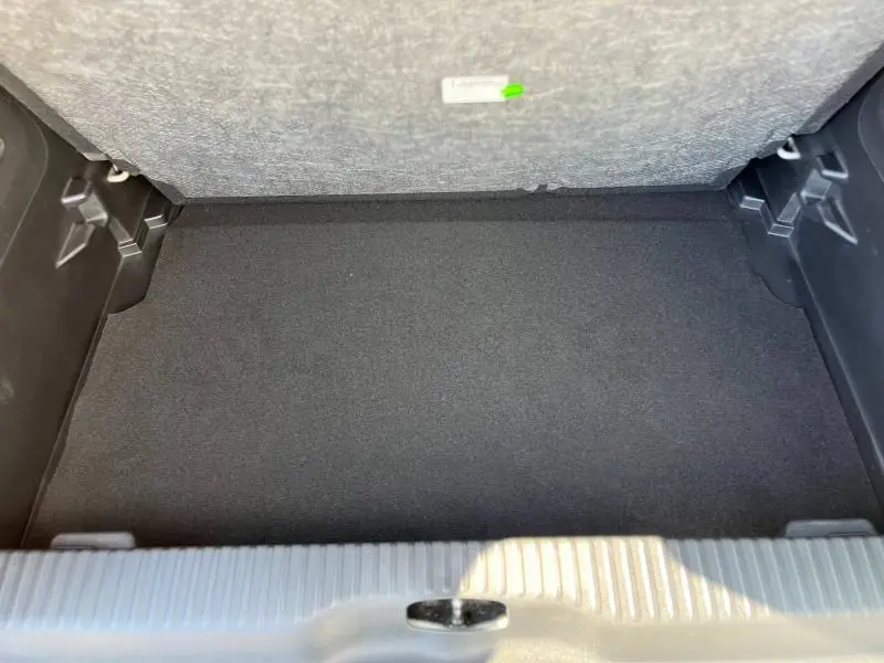 Coffre vide vu de dessus du Citroën C3 Aircross BlueHDi 100ch Shine couleur sable et noir.