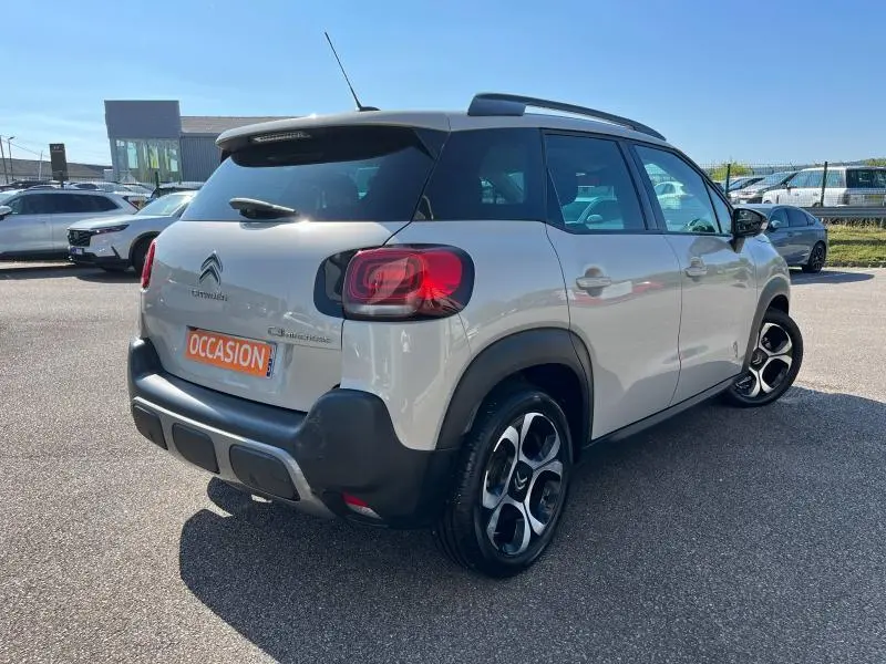 Citroën C3 Aircross sable vue 3/4 arrière droit avec toit noir et jantes distinctives en extérieur.