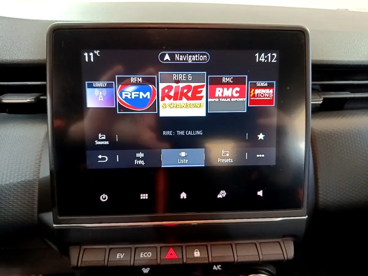 Écran tactile central de navigation et radio de la Renault Clio Business E-TECH 140 gris foncé, vue intérieure frontale.