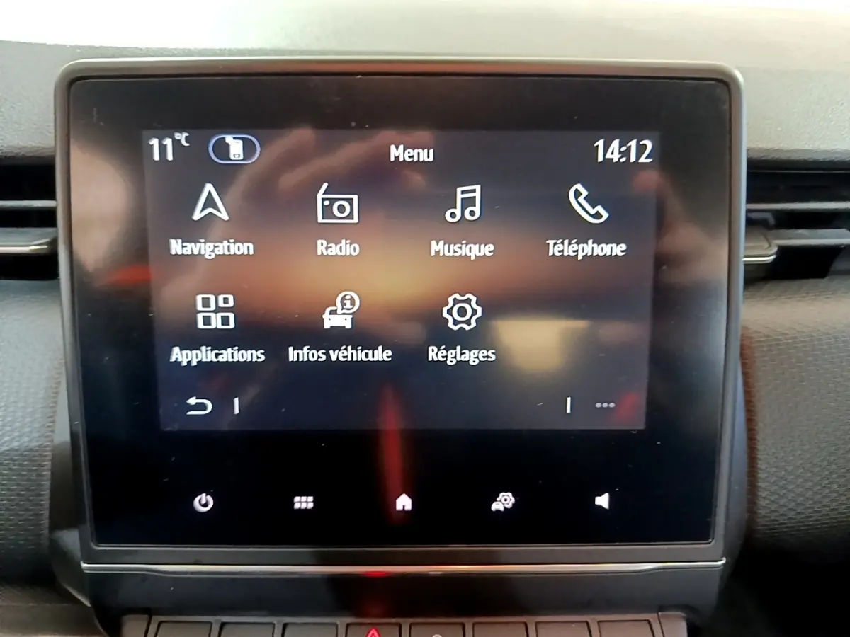 Écran tactile central de la Renault Clio Business E-TECH 140 de 2022 affichant le menu principal avec navigation et radio.