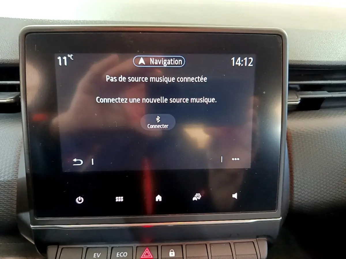 Vue rapprochée de l’écran tactile central de la Renault Clio Business E-TECH 140 gris foncé affichant le menu de connexion Bluetooth.