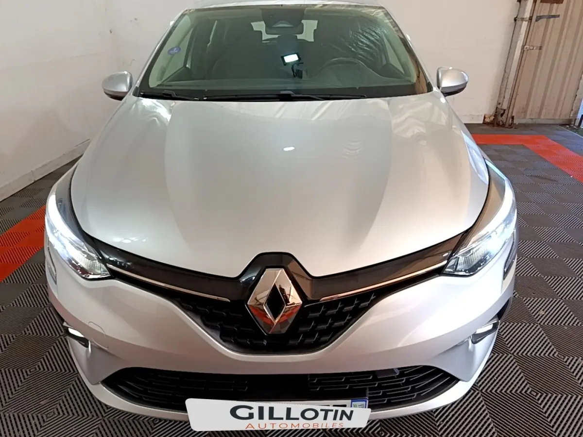 Vue avant d'une Renault Clio Business E-TECH 140 gris foncé avec feux LED allumés en intérieur.