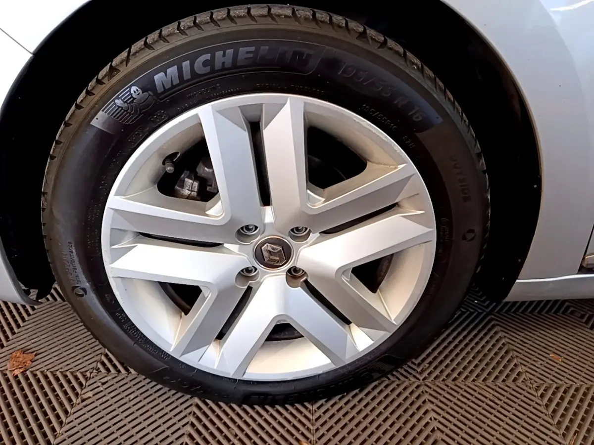 Gros plan sur la roue avant droite d'une Renault Clio gris foncé, avec pneu Michelin visible.