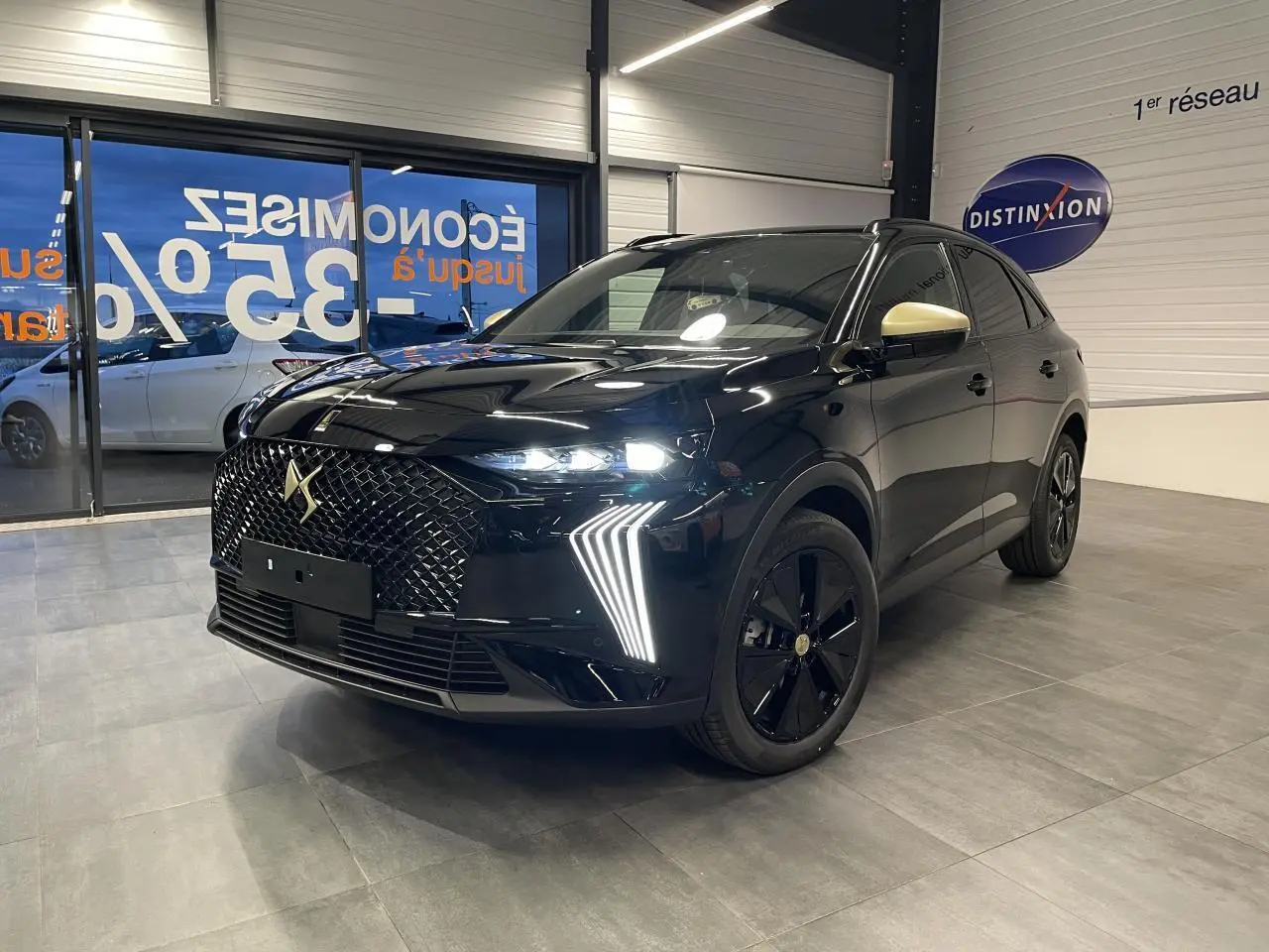 Vue 3/4 avant droite du DS7 Crossback noir métallisé avec calandre DS Wings et coques de rétroviseurs dorées satinées.