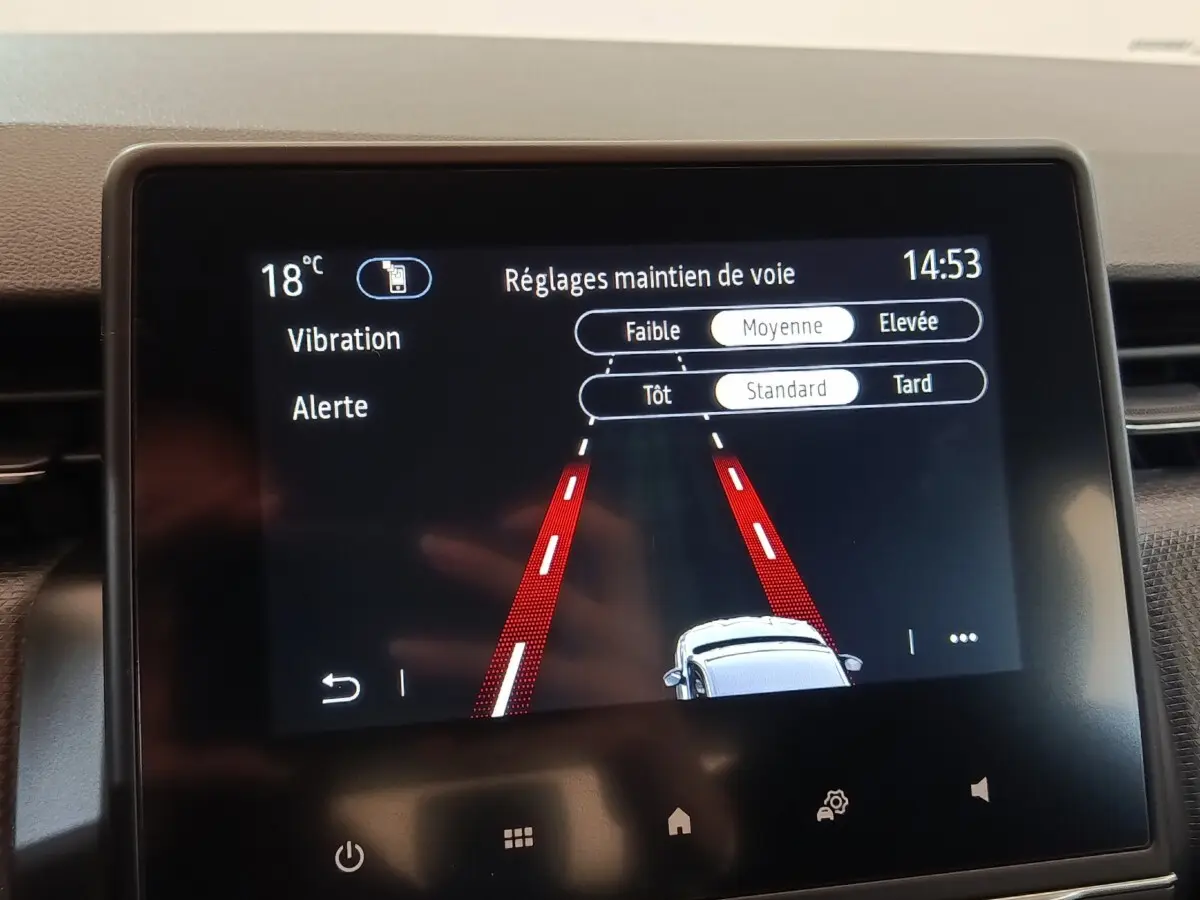 Écran tactile intérieur de Renault Clio Business blanc 2021 montrant les réglages d’aide au maintien de voie.