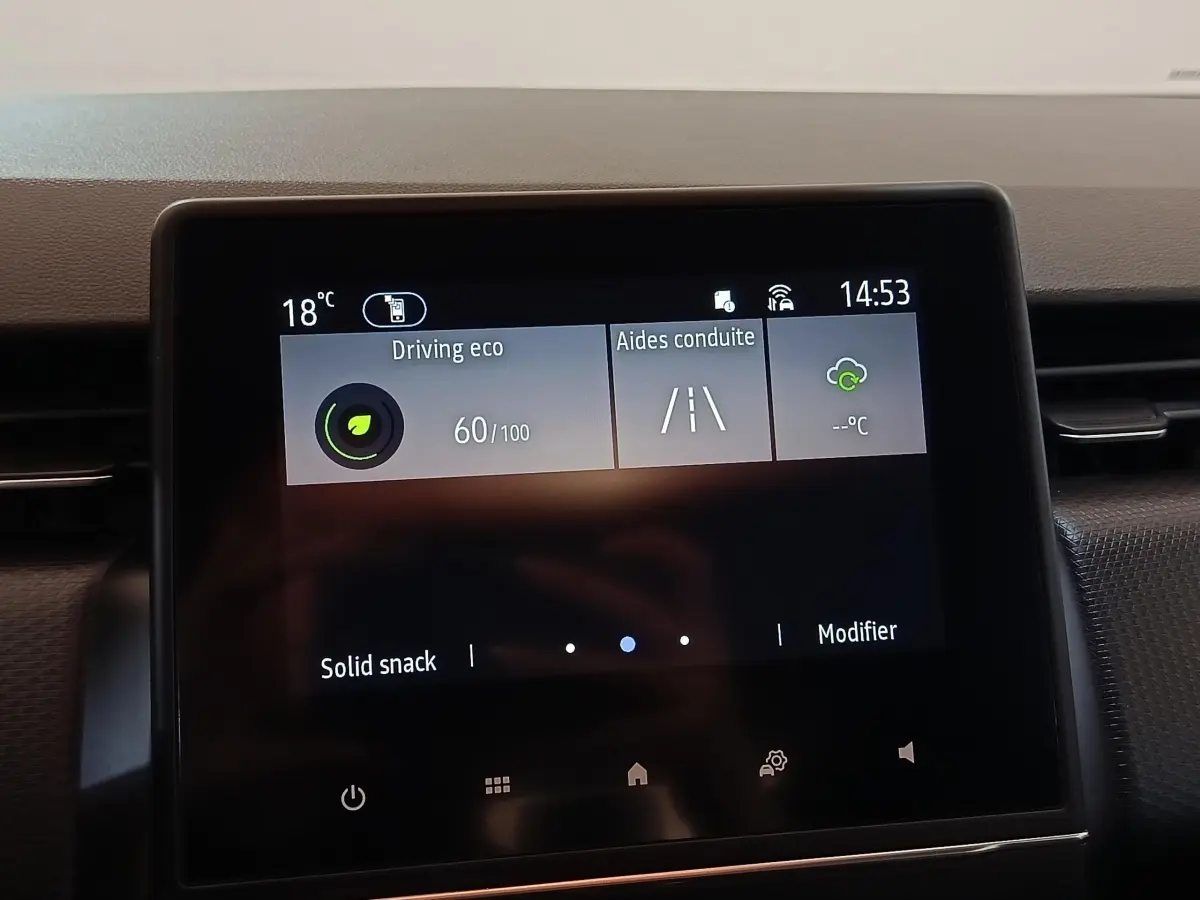 Écran tactile central de la Renault Clio Business blanche, affichant les aides à la conduite et l'écoconduite.