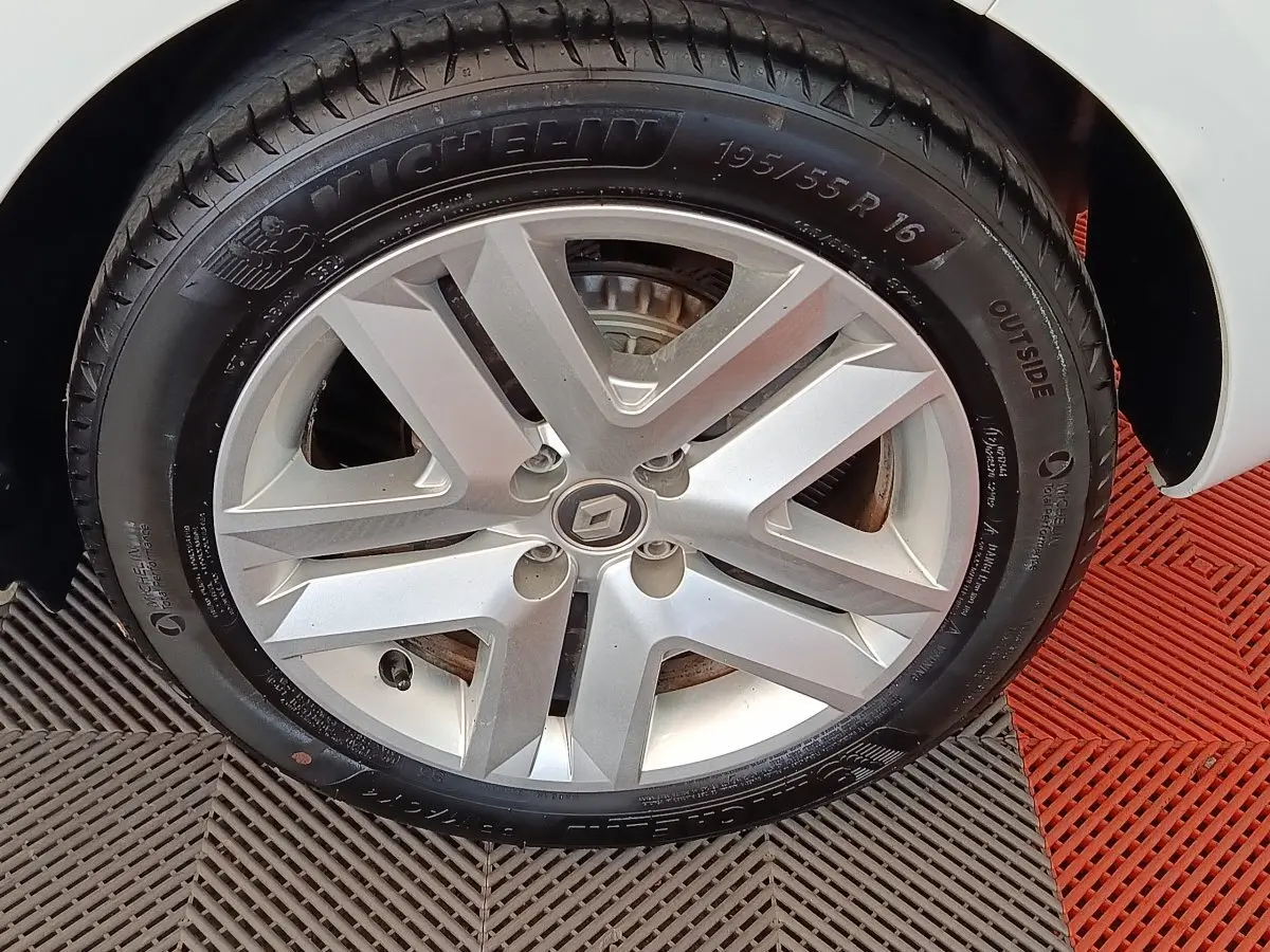 Gros plan sur la roue avant droite de la Renault Clio Business blanche, avec jante alliage et pneu Michelin visible.