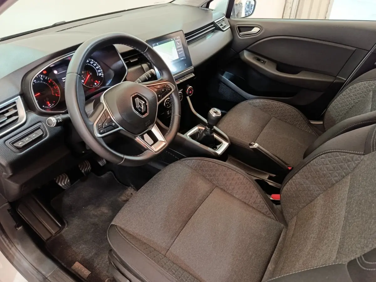 Intérieur Renault Clio Business 2021 vu côté conducteur, volant cuir multifonctions et écran tactile central.