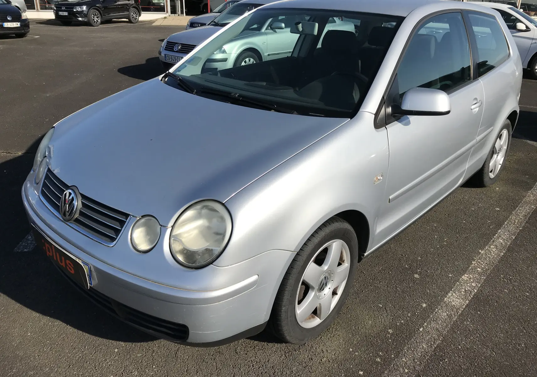 Volkswagen Polo Match gris argent vue 3/4 avant droit, compacte avec jantes alliage et phares ronds caractéristiques.
