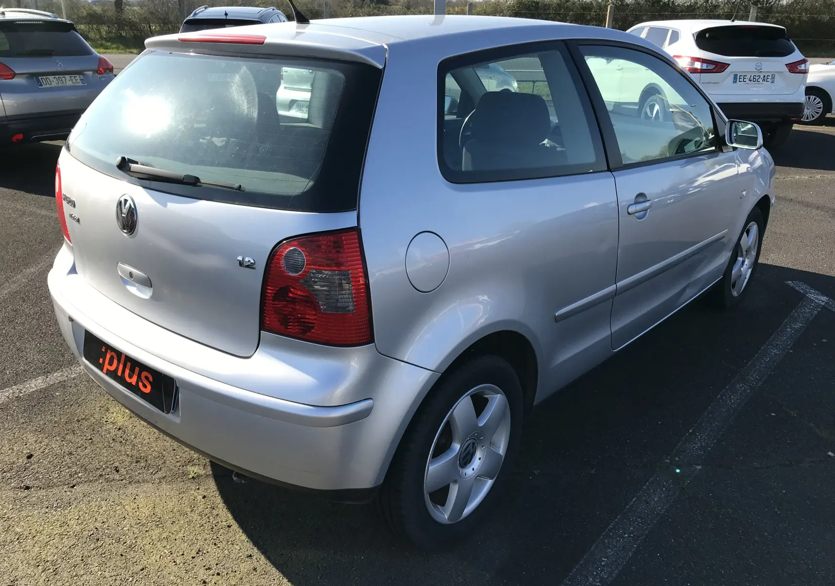 Vue 3/4 arrière droite d'une Volkswagen Polo Match gris argent de 2004 avec jantes alliage et hayon fermé.