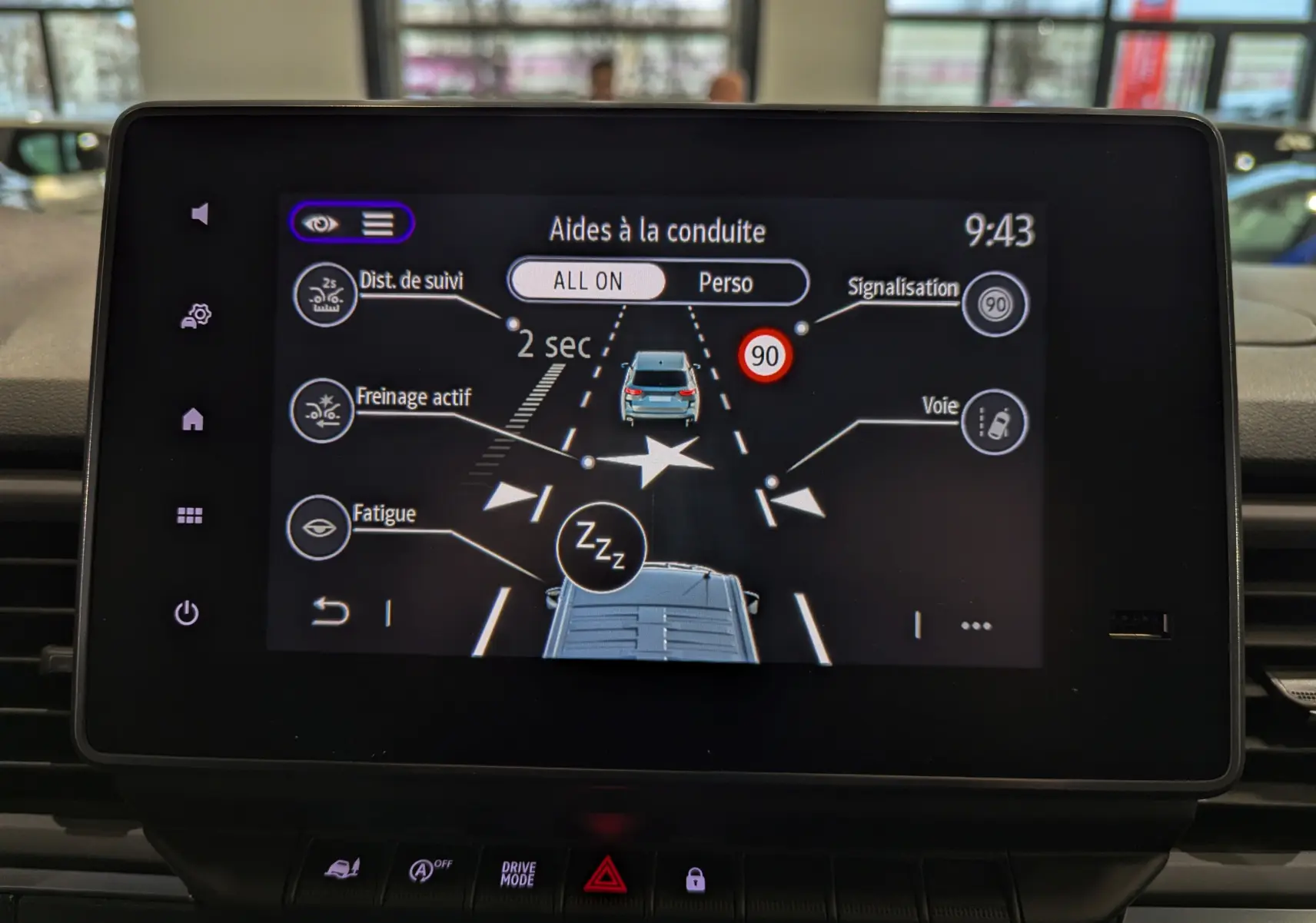 Écran central du Renault Trafic Fourgon blanc montrant les aides à la conduite avec alertes et réglages affichés.