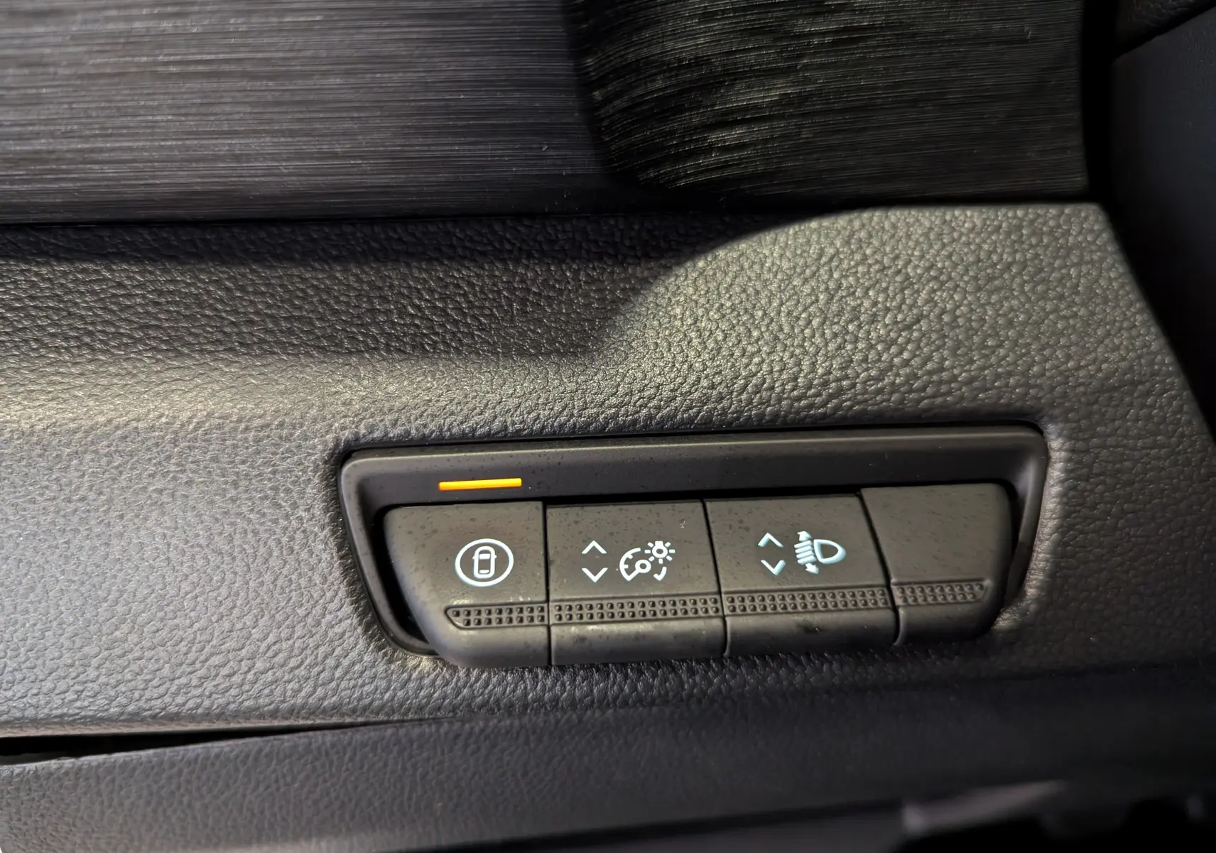 Gros plan sur les commandes de réglage d'éclairage et verrouillage intérieur du Renault Trafic Fourgon blanc 2025.