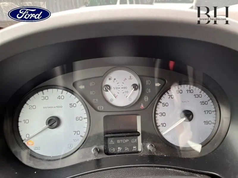 Gros plan sur le tableau de bord du Peugeot Partner Tepee blanc, affichant compte-tours, vitesse et jauges.