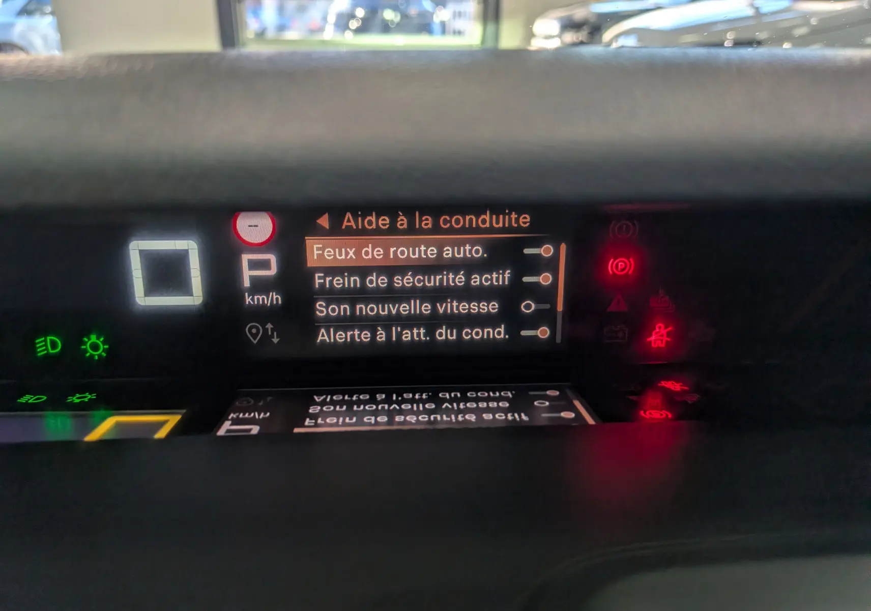 Affichage numérique du tableau de bord du Citroën C3 Aircross hybride 2025, montrant les aides à la conduite activées.