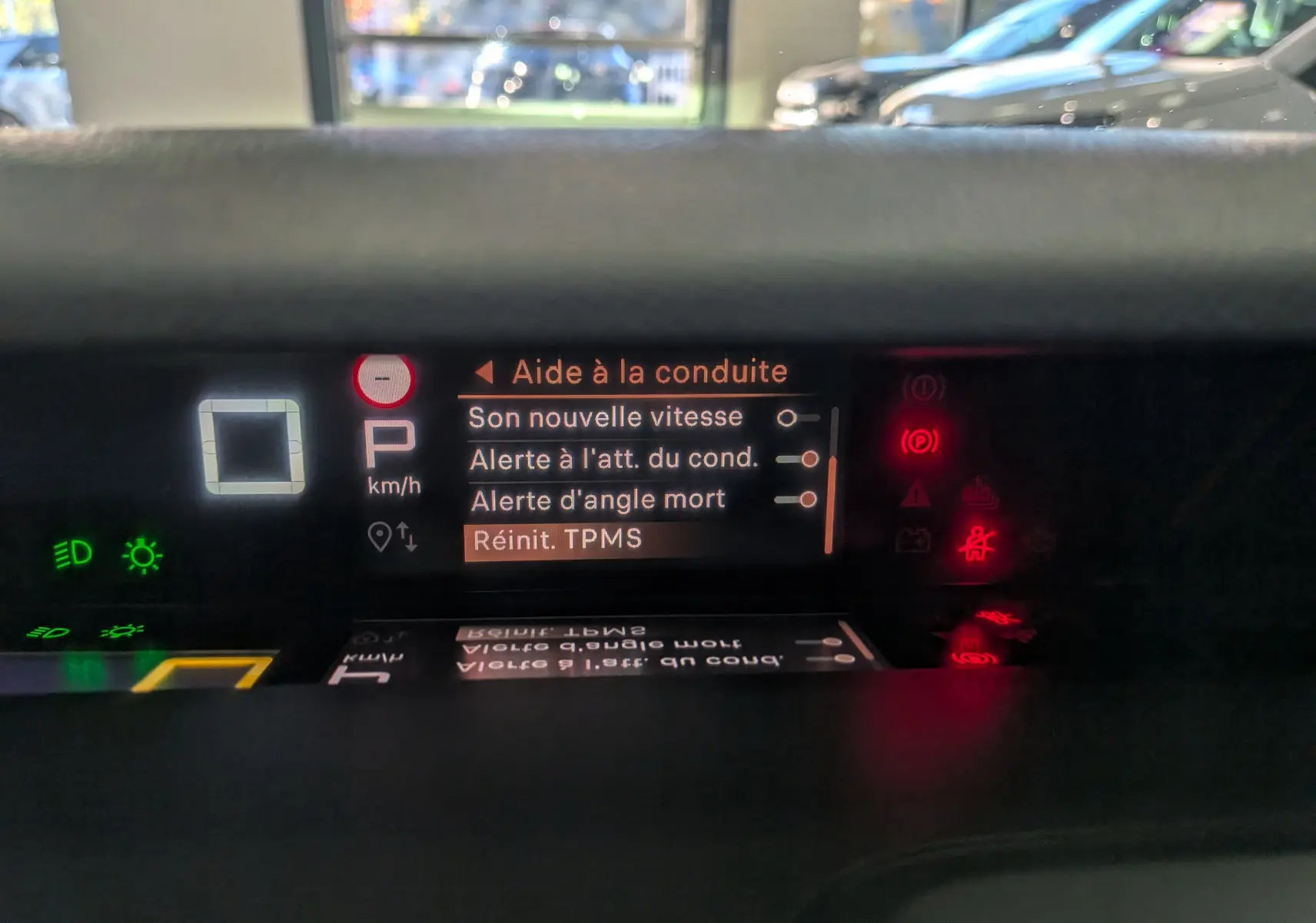 Affichage numérique du tableau de bord du Citroën C3 Aircross hybride 2025, montrant les alertes d'aide à la conduite.