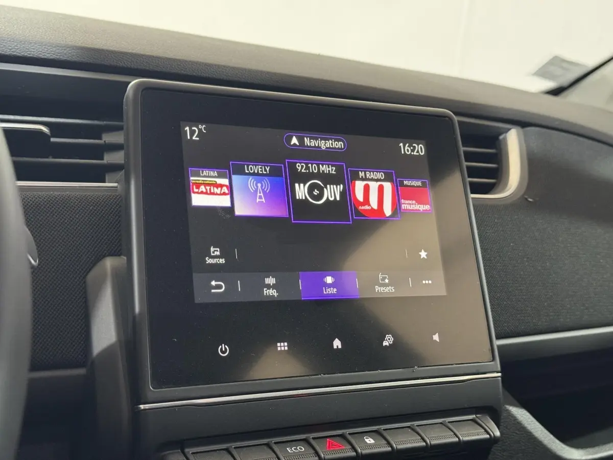 Écran tactile central de la Renault ZOE Business 2020 affichant la navigation et stations radio, intérieur noir.