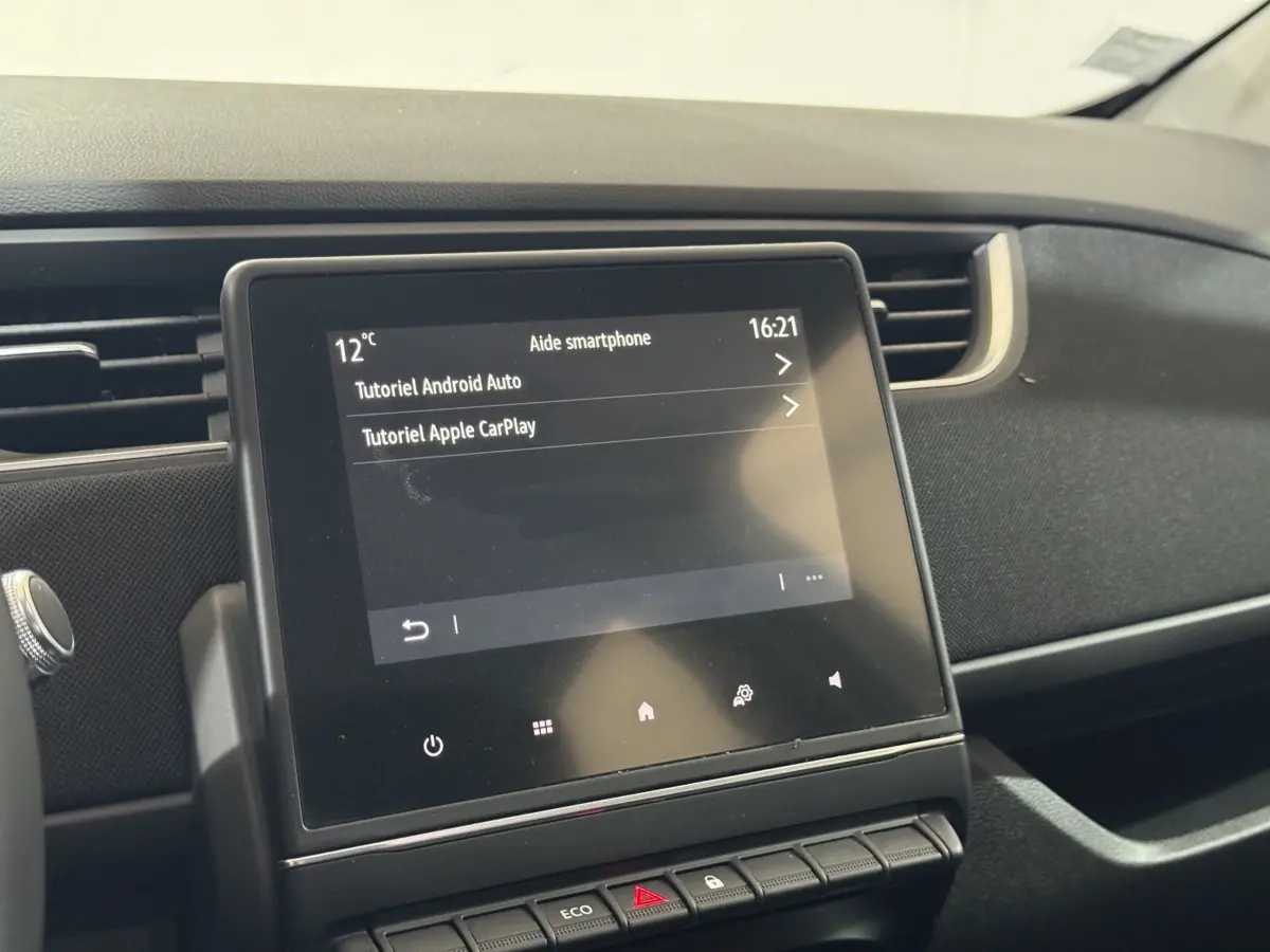 Écran tactile central de la Renault ZOE Business blanc 2020, vue rapprochée de la console intérieure.