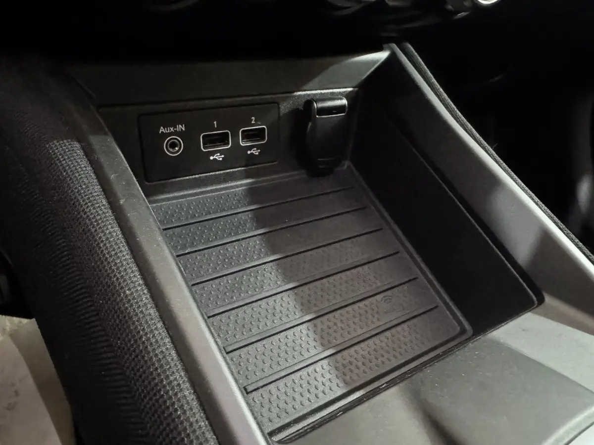 Détail de la console centrale noire avec ports USB et prise Aux-In de la Renault ZOE Business Rev R110 2020.