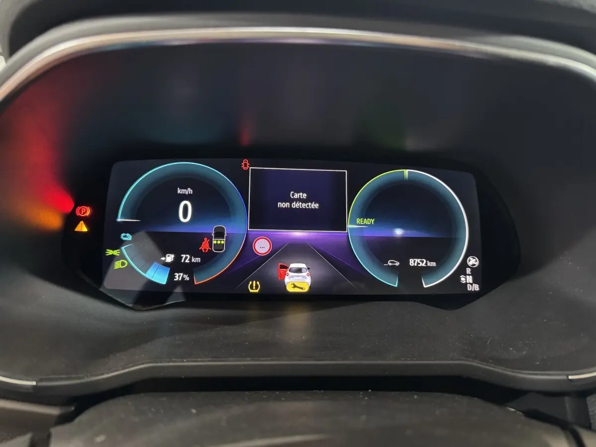 Tableau de bord numérique de Renault ZOE 2020, affichage multi-fonctions avec indicateurs de vitesse et batterie.
