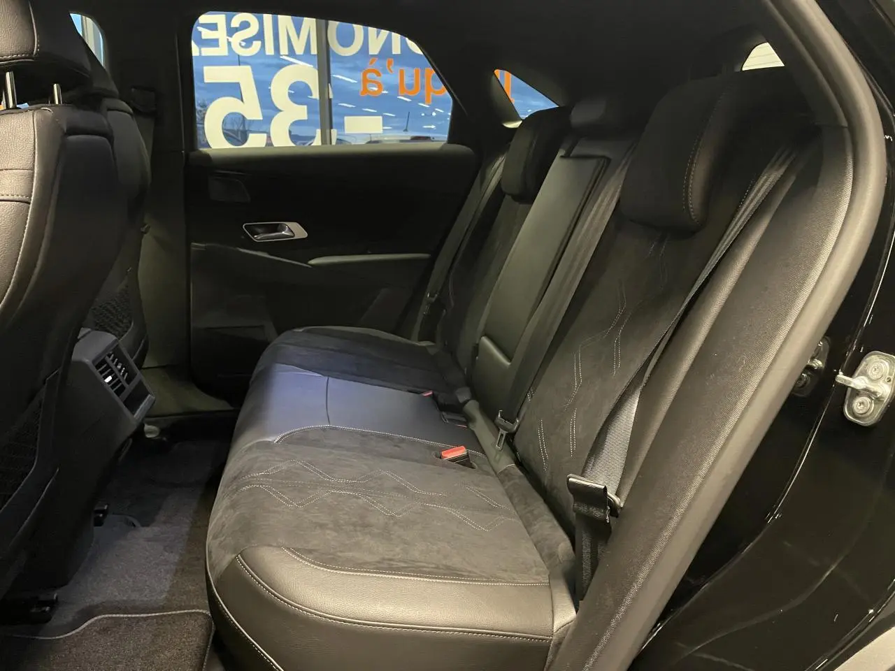 Vue latérale droite de la banquette arrière en Alcantara noir profond du DS7 Crossback noir métallisé.