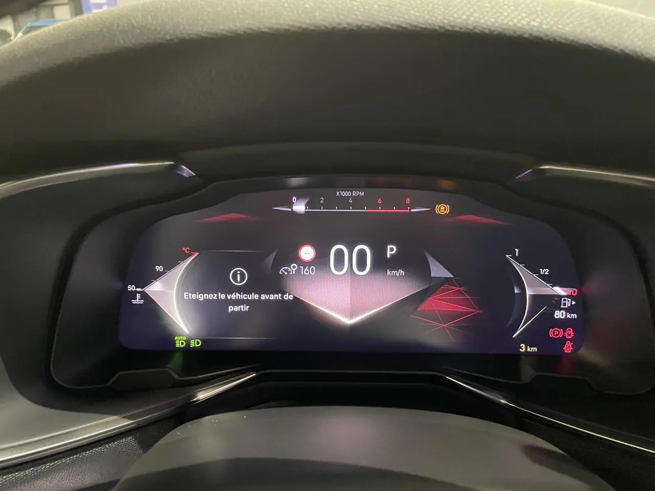 Vue rapprochée du combiné numérique 12,3 pouces du DS7 Crossback noir métallisé affichant 0 km/h et alertes de sécurité.