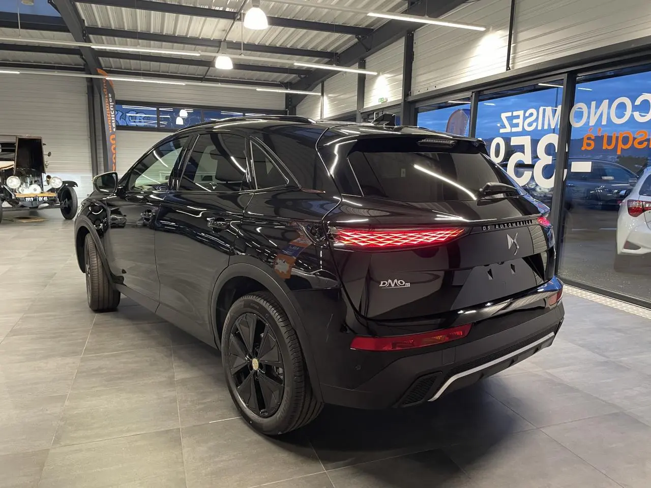 Vue 3/4 arrière droite du DS7 Crossback noir métallisé avec feux arrière LED 3D et jantes alliage noires.