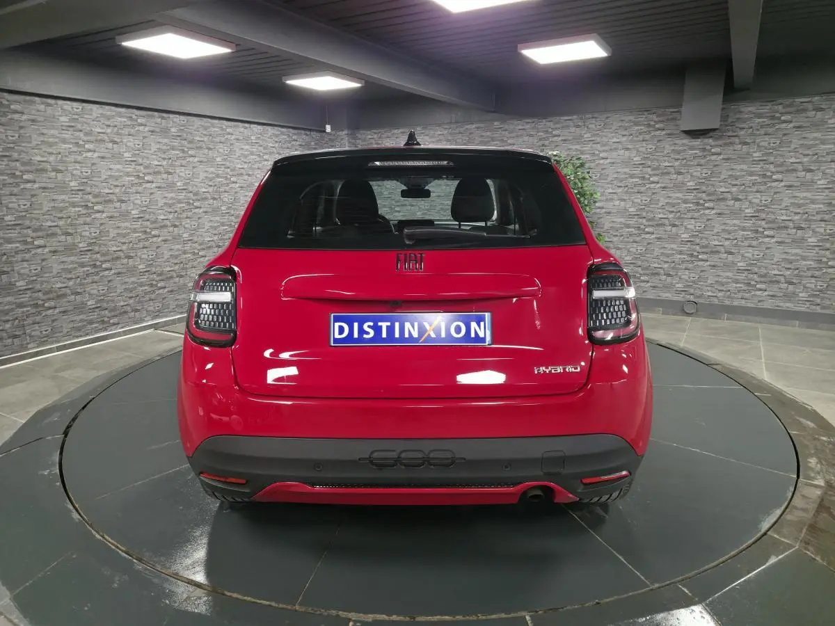 Vue arrière d'une FIAT 600 rouge 2024 avec feux arrière LED et logo Hybrid sur hayon.