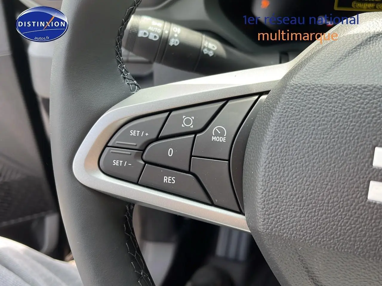 Gros plan sur les commandes multifonctions à gauche du volant du Dacia Duster noir 2025, avec réglages de vitesse et mode.