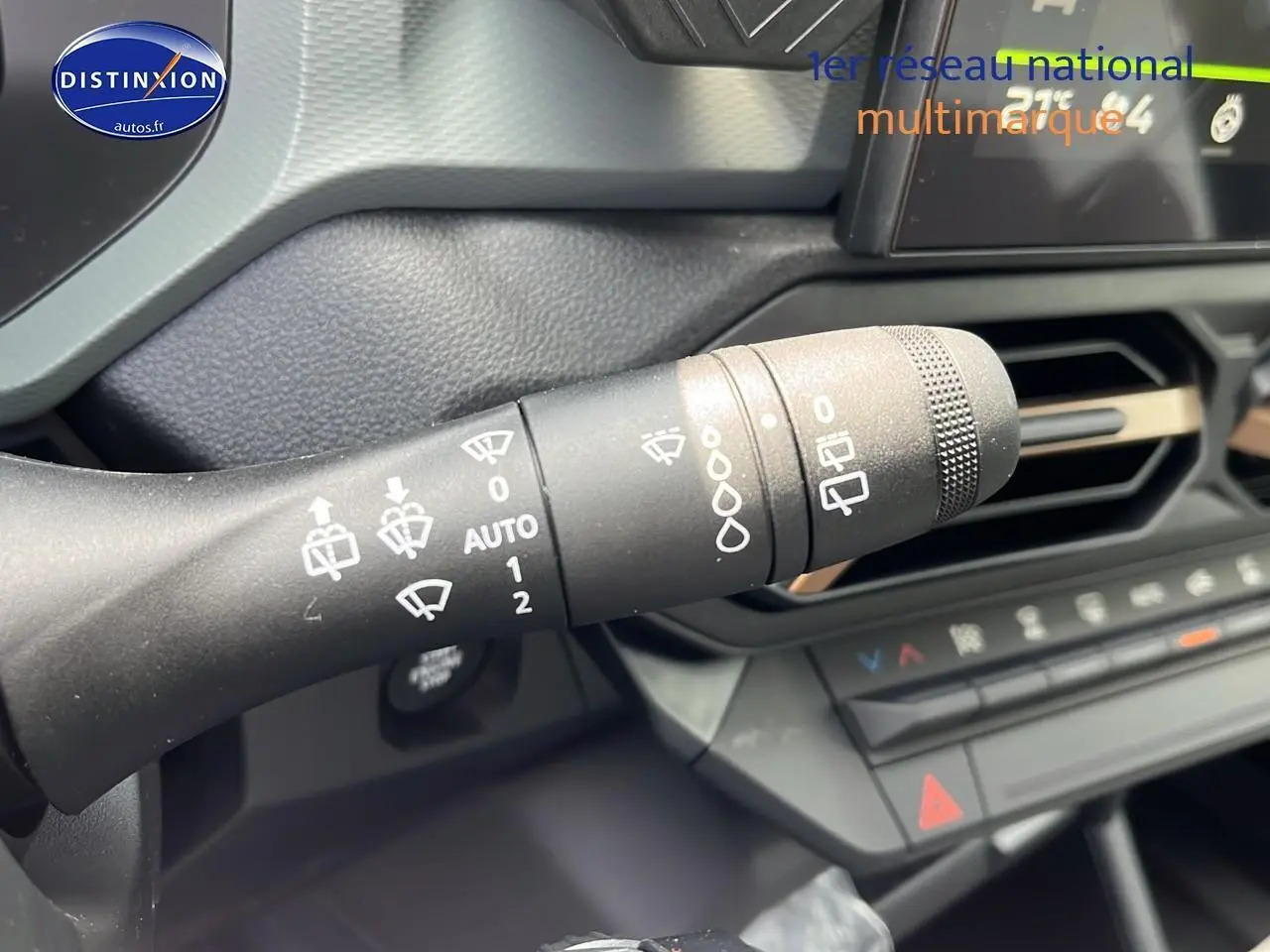 Gros plan sur la commande d'essuie-glace du tableau de bord noir du Dacia Duster 2025.