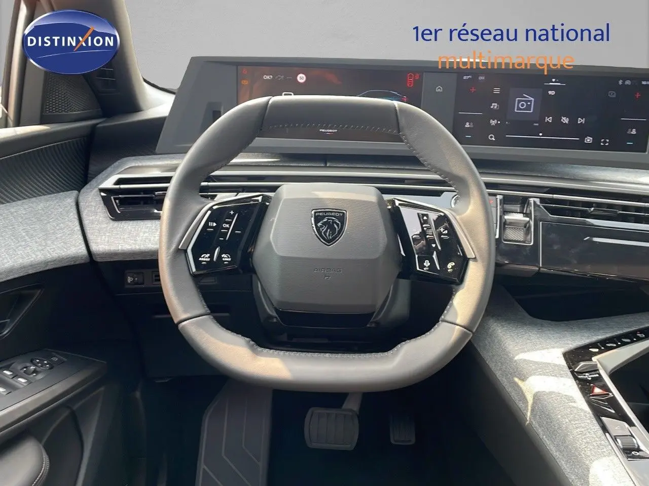 Vue intérieure centrée sur le volant cuir noir du Peugeot 3008 Hybrid 2025 avec tableau de bord numérique moderne.