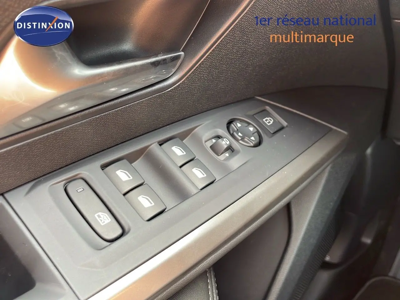 Gros plan sur les commandes des vitres et rétroviseurs côté gauche d’un Peugeot 3008 gris Artense Hybrid 2025.