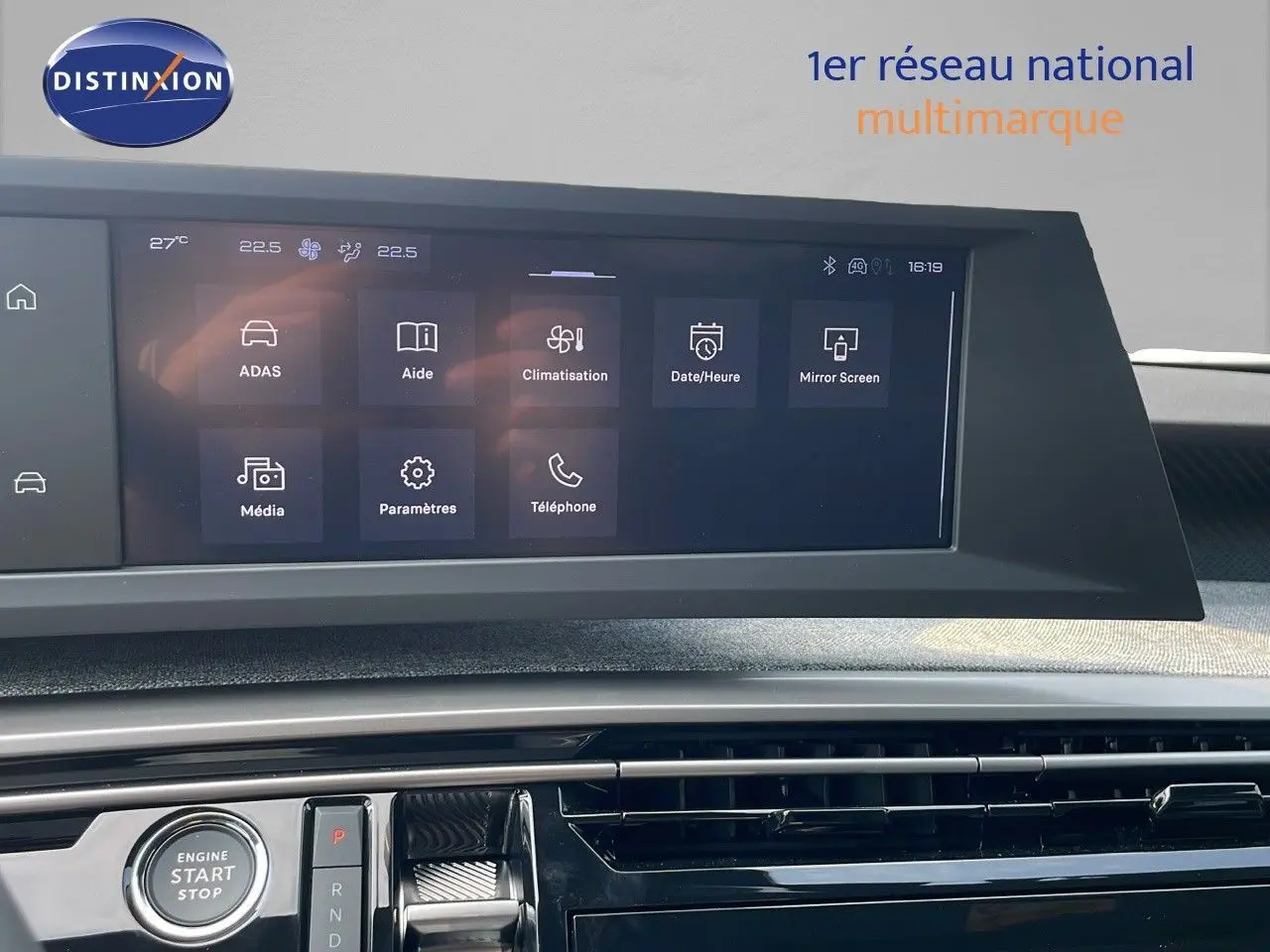 Vue intérieure du tableau de bord du Peugeot 3008 Hybrid 2025 avec écran tactile et commandes modernes.