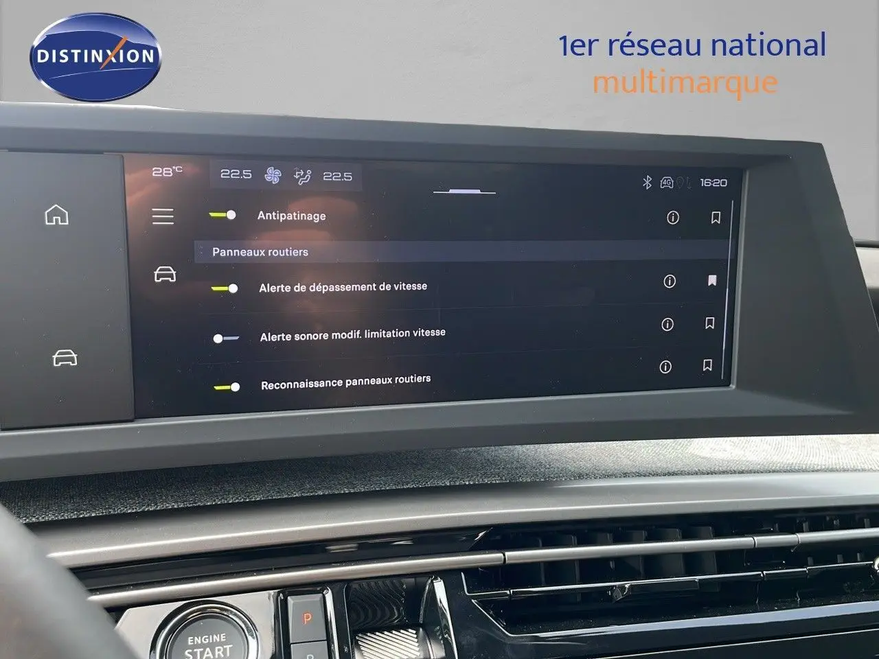 Vue rapprochée de l'écran tactile central du tableau de bord du Peugeot 3008 Hybrid gris, affichant les réglages d'aide à la conduite.