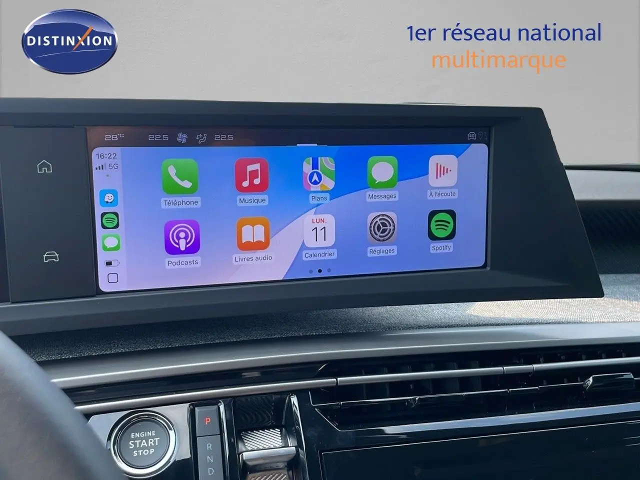 Vue rapprochée de l'écran tactile central du Peugeot 3008 Hybrid 2025, affichant les applications connectées.