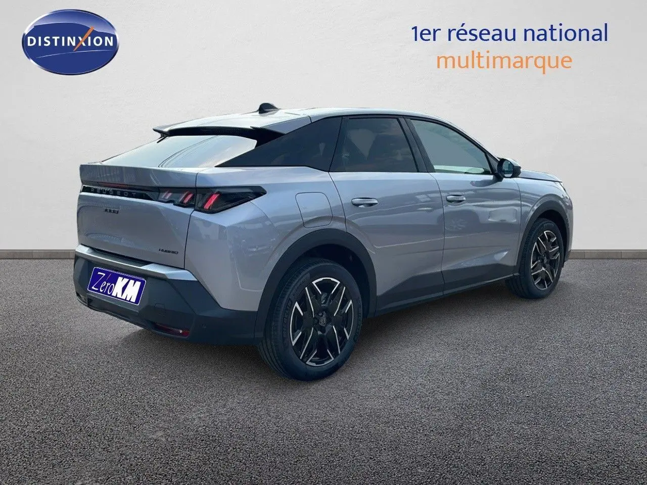 Peugeot 3008 Hybrid gris Artense métal vu de trois quarts arrière droit avec jantes noires et toit noir.