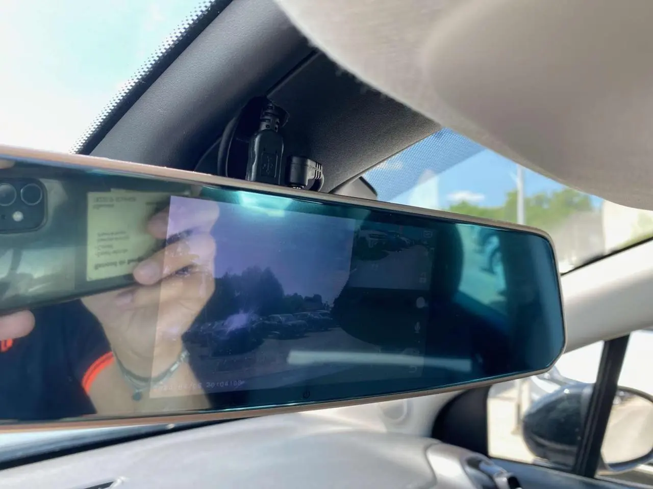 Rétroviseur intérieur numérique affichant la caméra de recul dans un Citroën C3 Aircross 2023 gris Artense toit blanc.