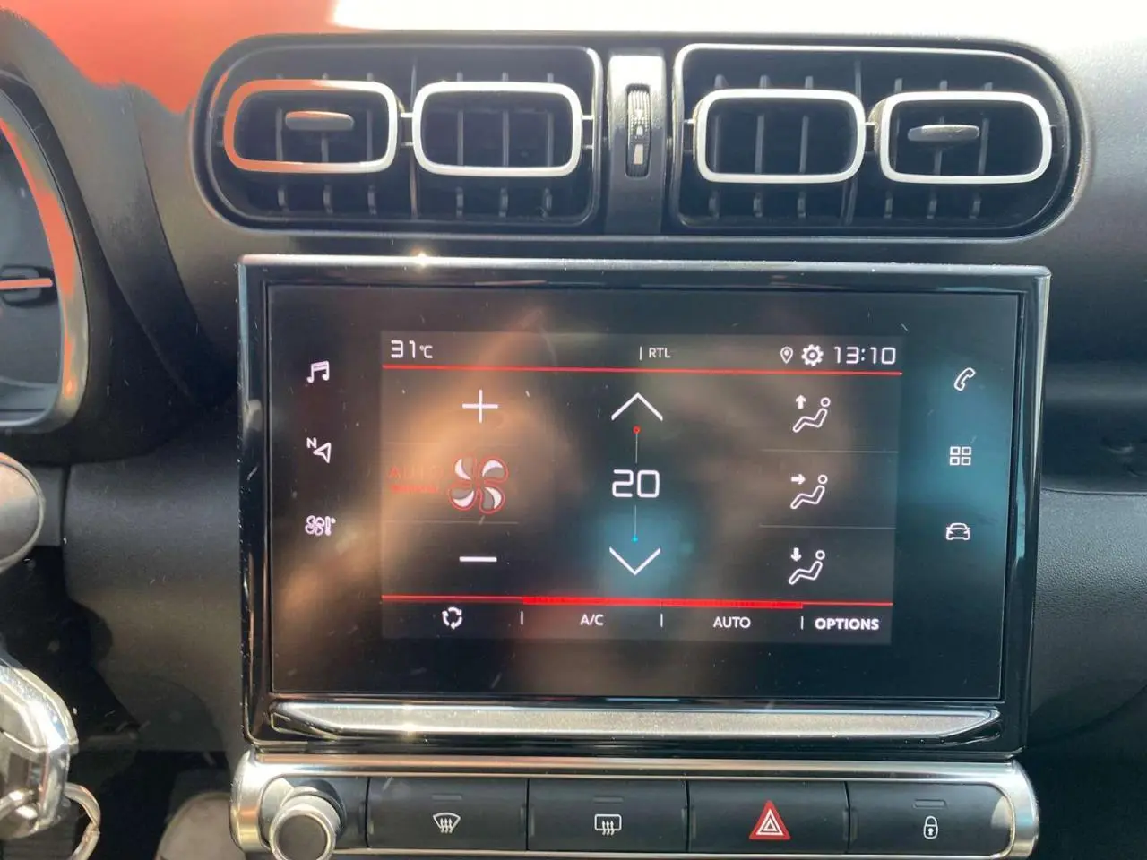 Écran tactile central du tableau de bord de la Citroën C3 Aircross 2023, affichant la climatisation à 20°C.