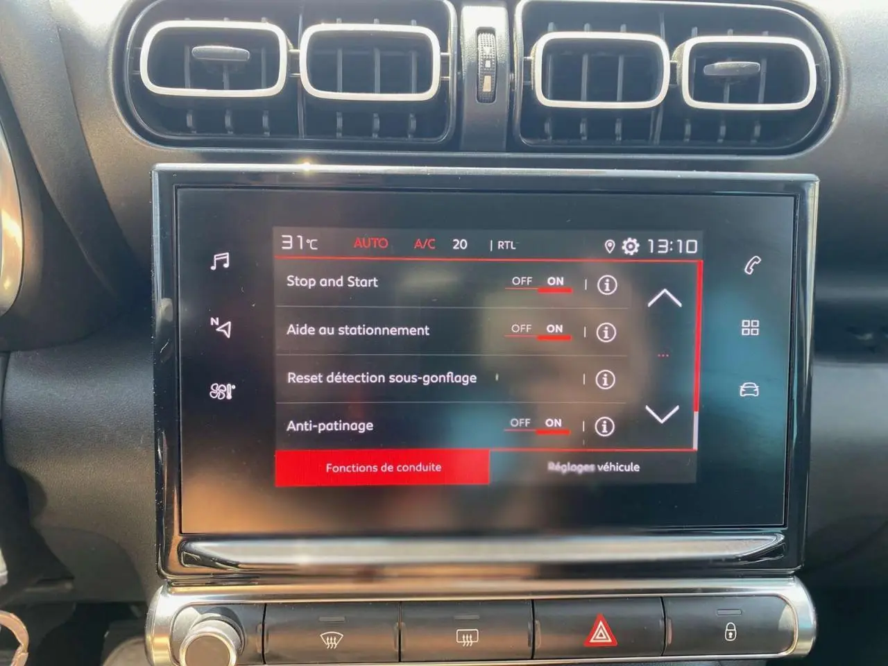 Écran tactile central affichant les réglages de conduite du Citroën C3 Aircross 2023, intérieur noir.