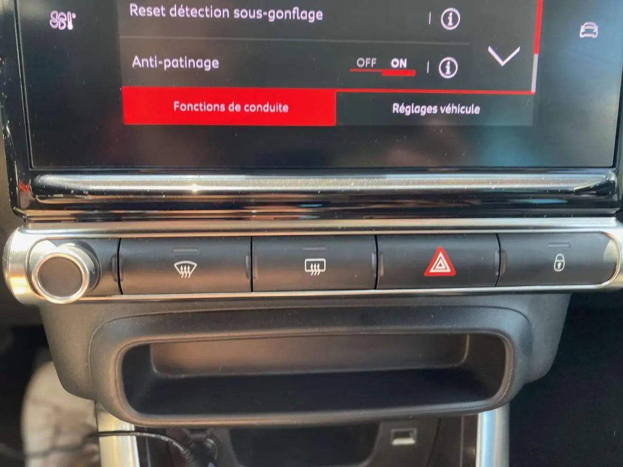 Gros plan sur la console centrale de la Citroën C3 Aircross 2023, montrant les commandes de climatisation et sécurité.