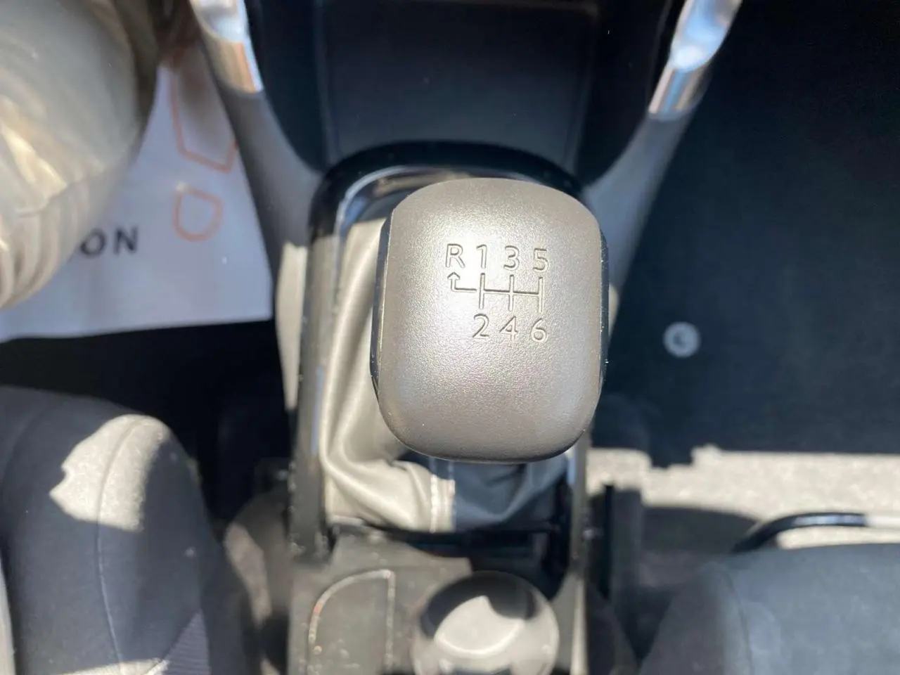 Gros plan sur le levier de vitesses manuel du Citroën C3 Aircross 2023, intérieur noir.