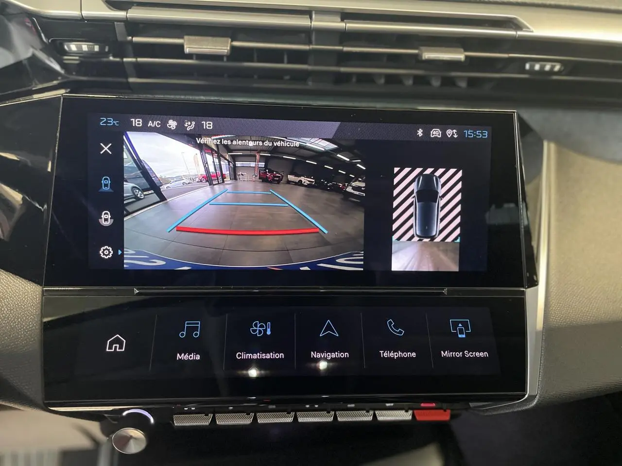 Écran tactile central de la Peugeot 308 gris Artense affichant la caméra de recul et les options multimédia.